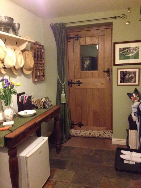 Thatch Cottage Лейкок Номер фото