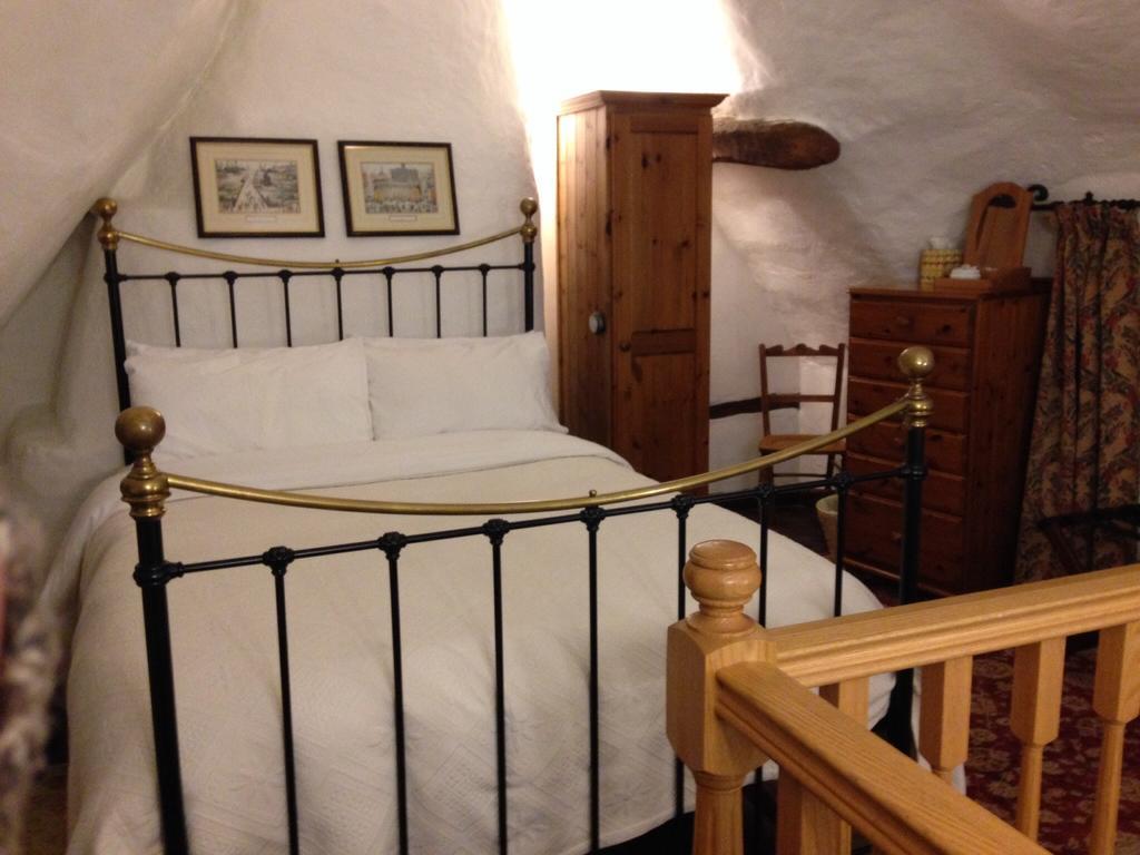 Thatch Cottage Лейкок Номер фото